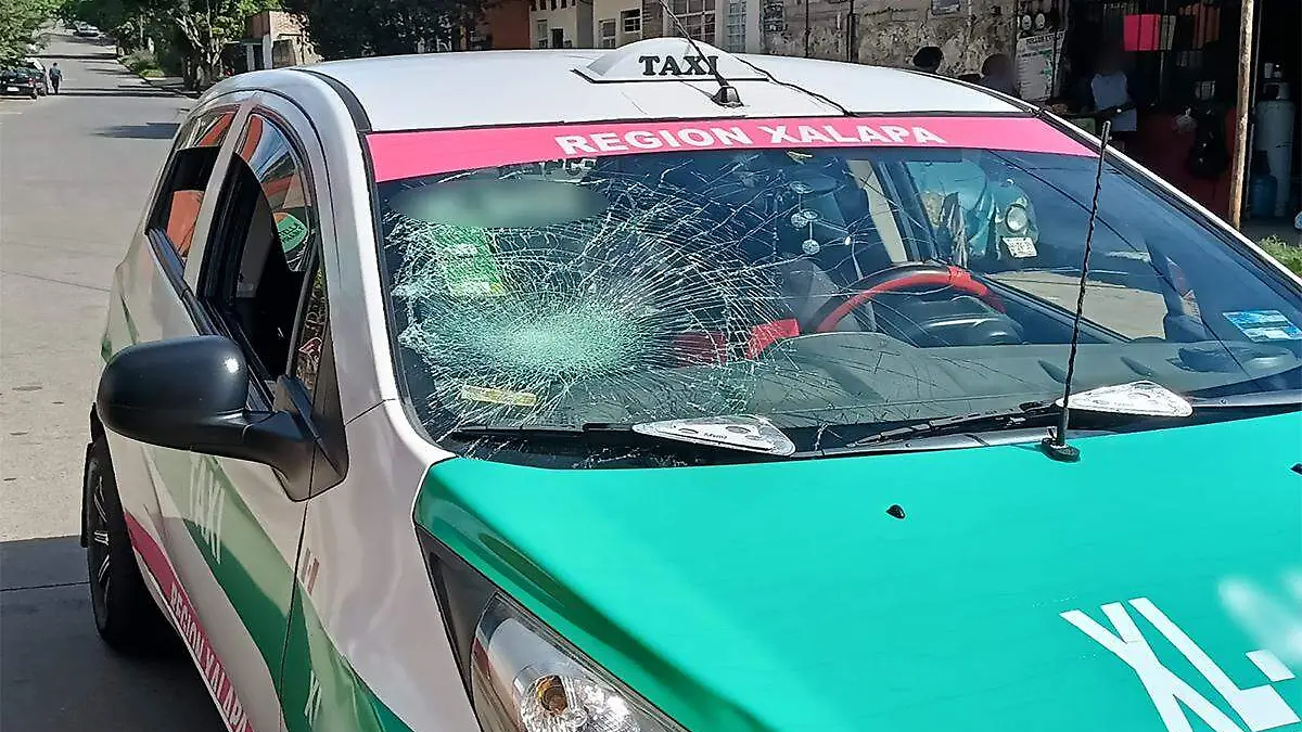 Taxista arrolla a hombre en Xalapa